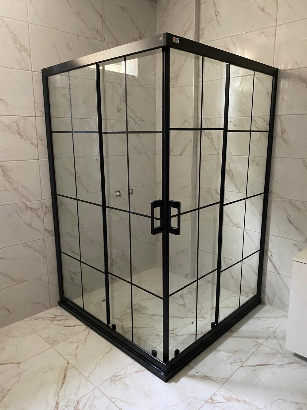 Turgutlu duş kabini montajı — mermer desenli banyo