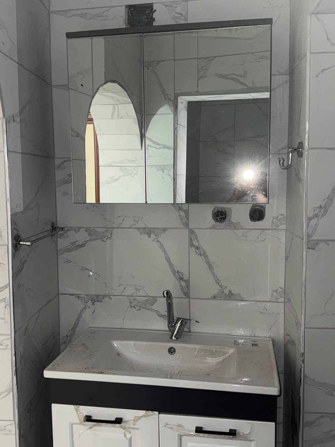 Turgutlu lavabo, batarya ve aynalı dolap montajı